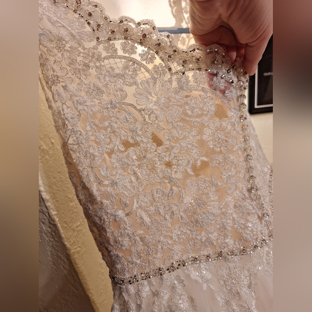 Elegant Lace Off-Shoulder Wedding Dress - Picture 7 of 10